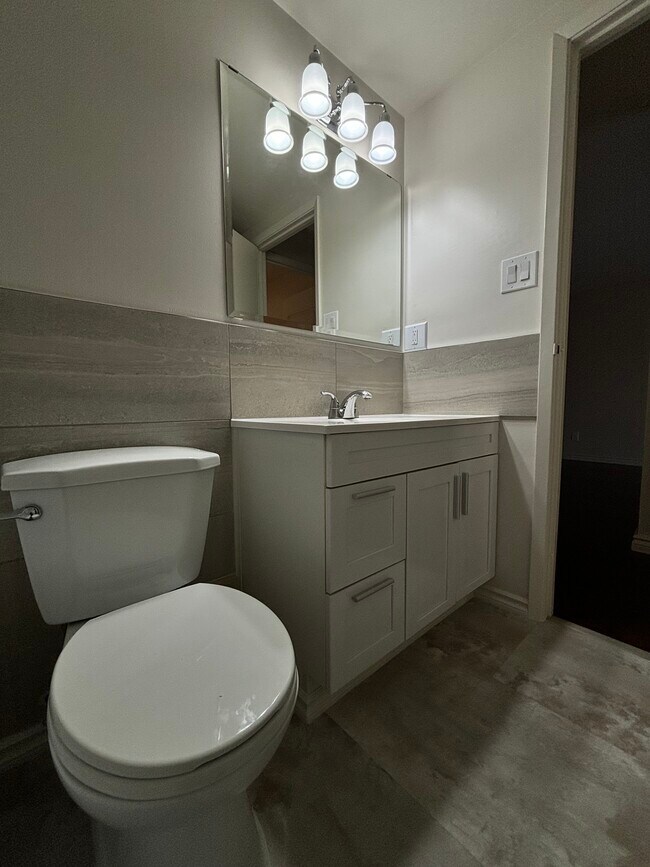 Salle de bain - 14004 26 St NW