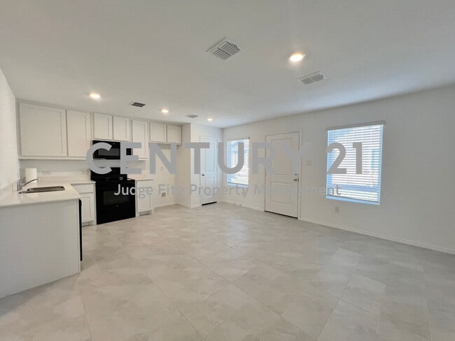 Building Photo - BRAND NEW, NEVER LIVED IN 2/2 IN NEW FORT ...