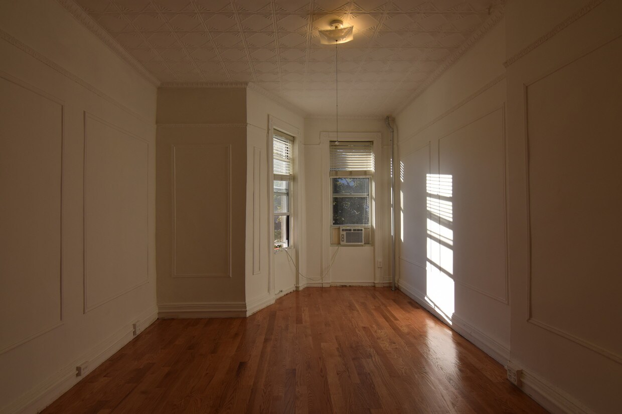 Primary Photo - 1734 Bleecker St