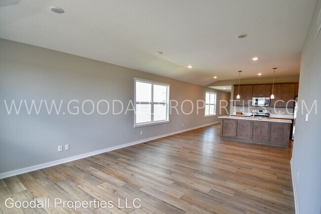 Building Photo - 3 br, 3 bath House - 1100 NW Yorktown Dr