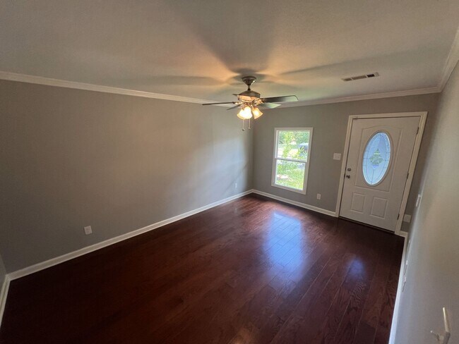 Building Photo - Beautifully remodeled 3-bedroom