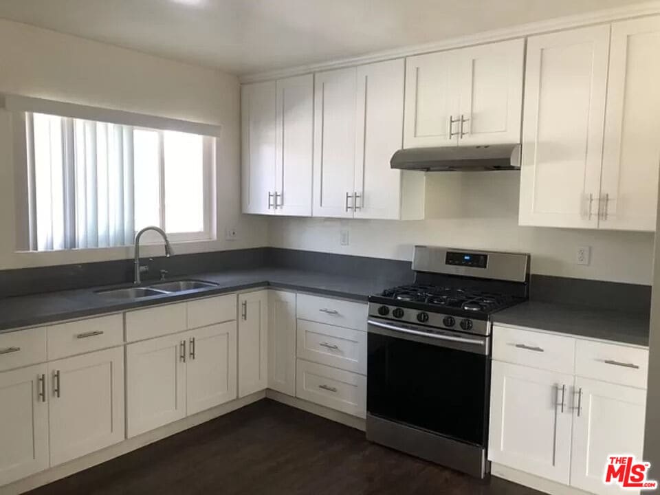 Primary Photo - 2530 Carmona Ave