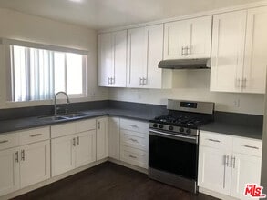 Building Photo - 2530 Carmona Ave