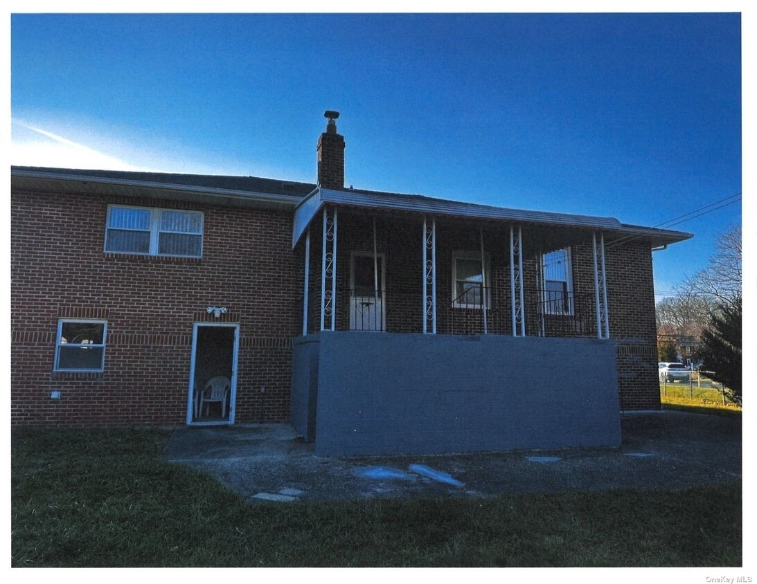 Primary Photo - 514 Sweet Hollow Rd