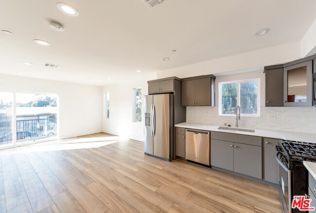 Building Photo - 2808 S Redondo Blvd