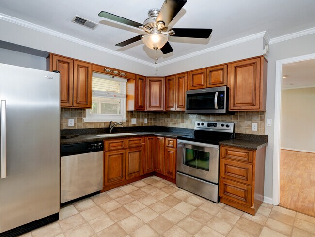 Building Photo - 1805 Oneida Ct