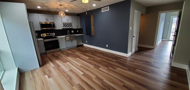 Building Photo - 1811 Stoney Brook Dr