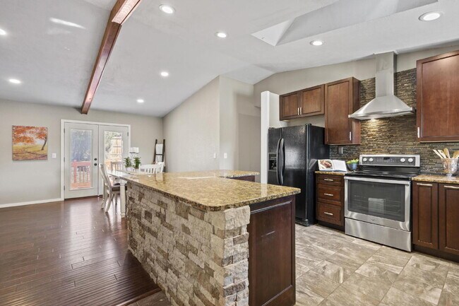 Foto del edificio - "Spacious 5-Bedroom Haven with 3 Full Bath...