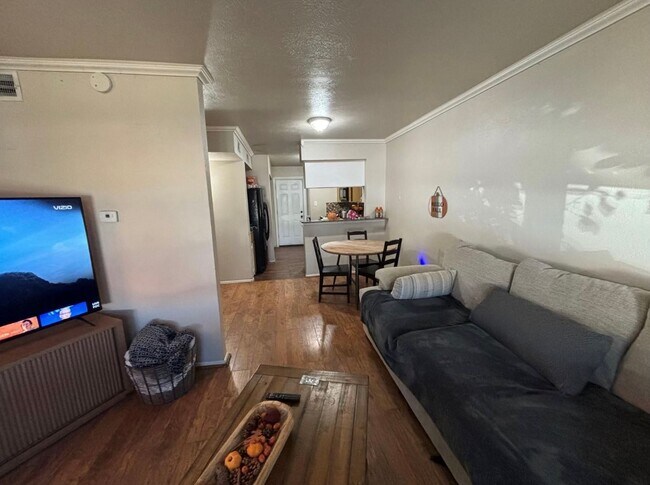 Foto del edificio - 4 Bed 3 Bath Townhouse - CLOSE TO UNT & TWU