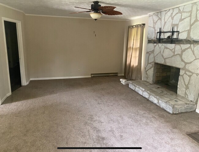 Family room - 341 Sanders Davis Rd