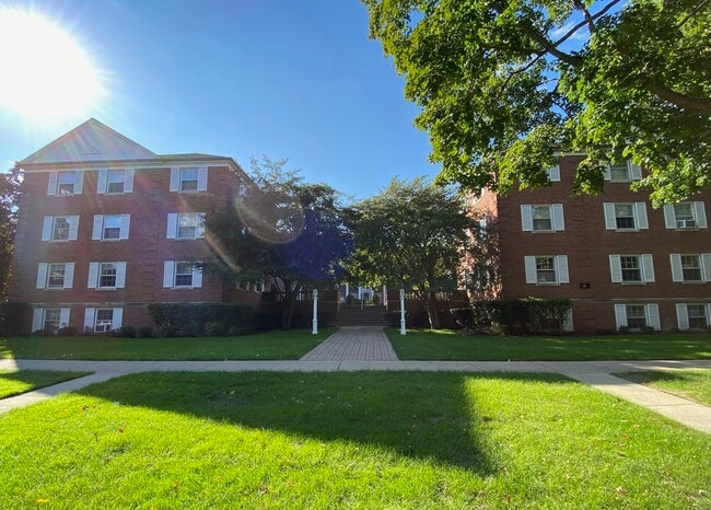 Building Photo - 1400 Hinman Ave