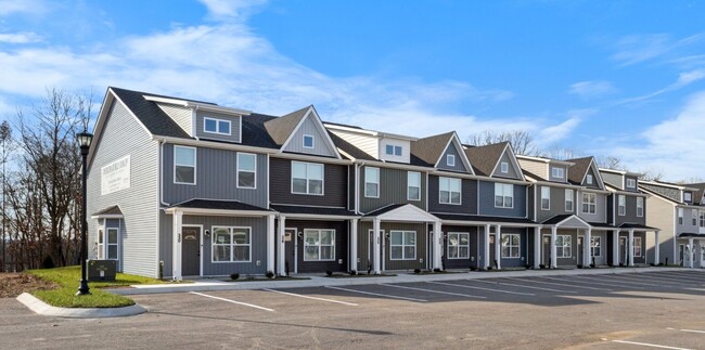 Building Photo - Beautiful Townhome in Clarksville!