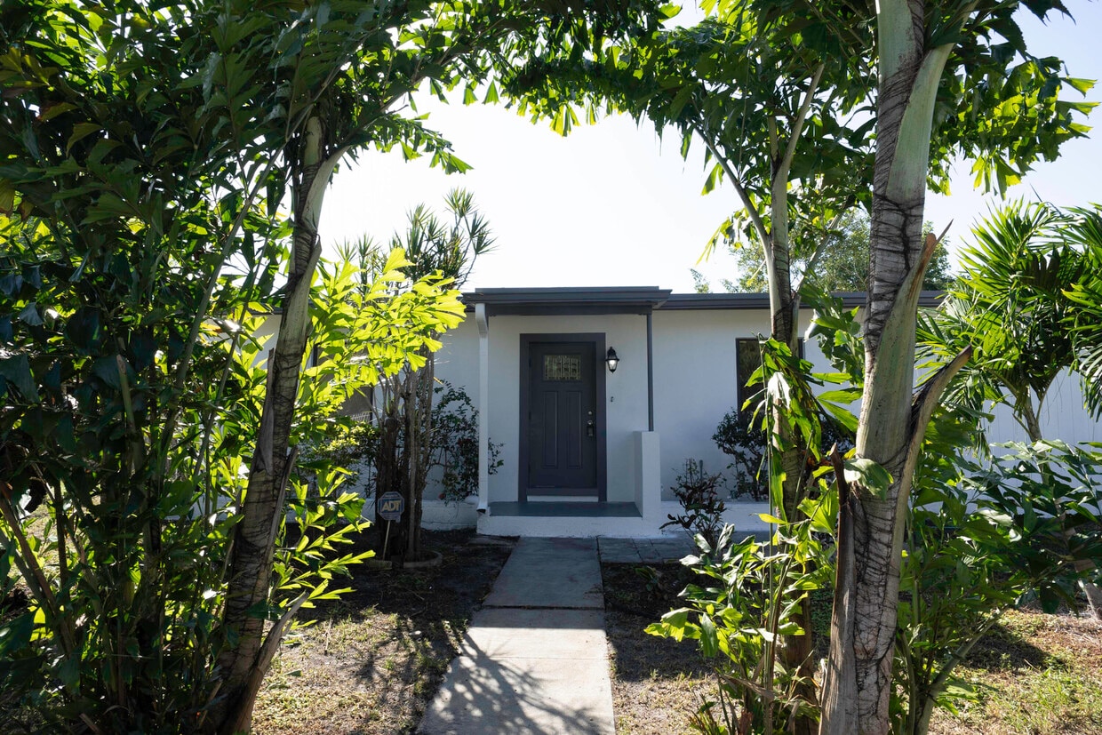 Foto principal - 924 NW 11th Ct