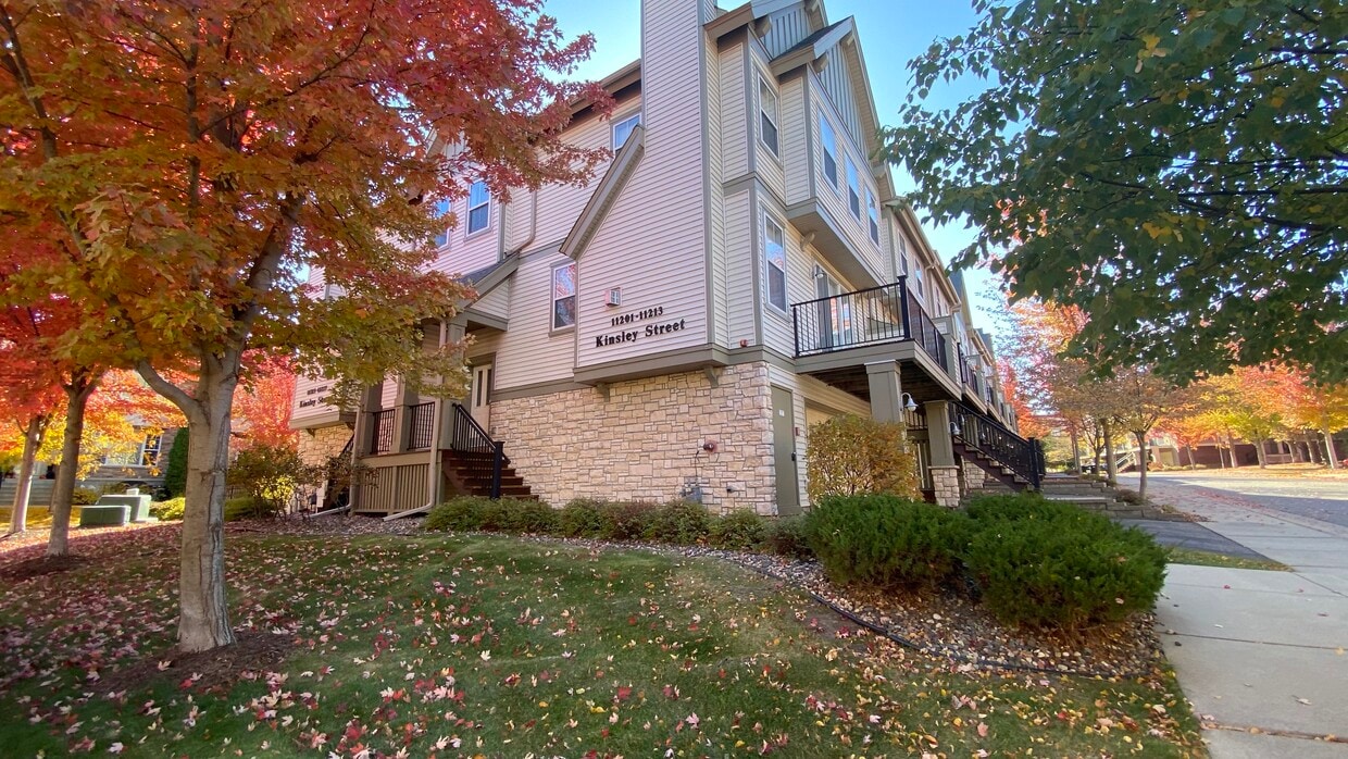 11201 Kinsley St, Eden Prairie, MN 55344 Townhome Rentals in Eden