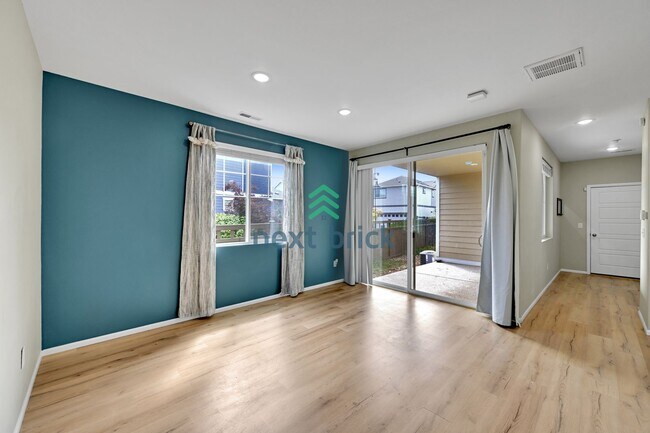 Building Photo - 4 BED & 2.5 BATH FOR RENT