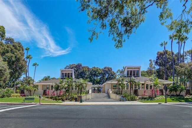 Building Photo - Updated 2 bedroom townhome Just Minutes from Downtown & the Beach