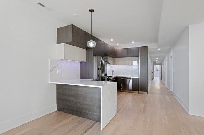 Building Photo - 7731 N Eastlake Terrace