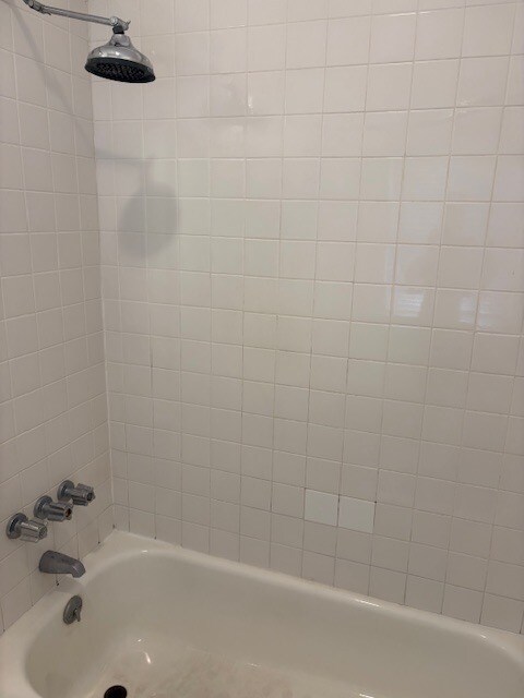 Shower/tub - 1452 Saint Mary St