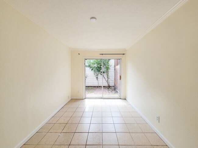 Foto del edificio - Stylish Townhouse in Prime Location – Walk...