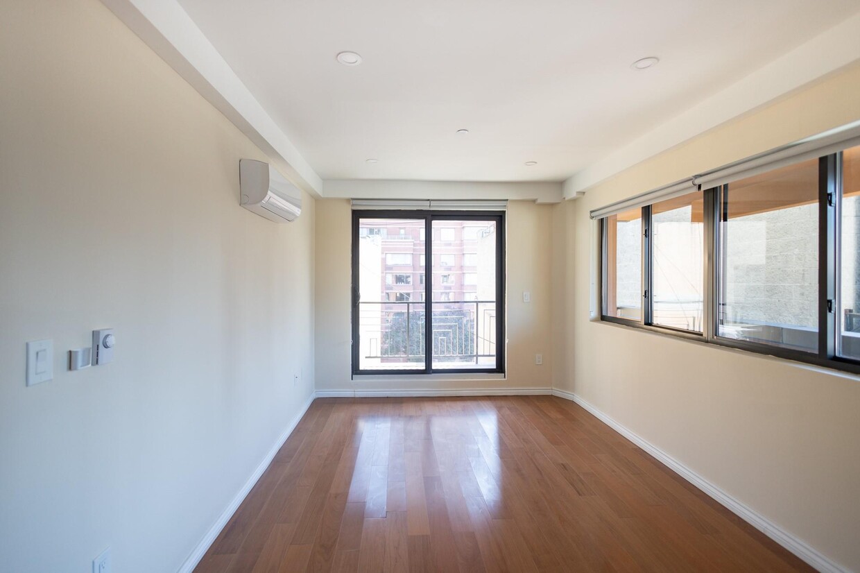 Foto principal - 402 W 50th St