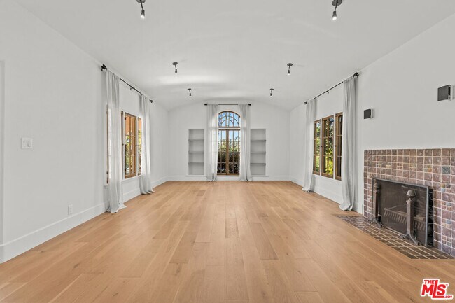 Building Photo - 6484 Ivarene Ave
