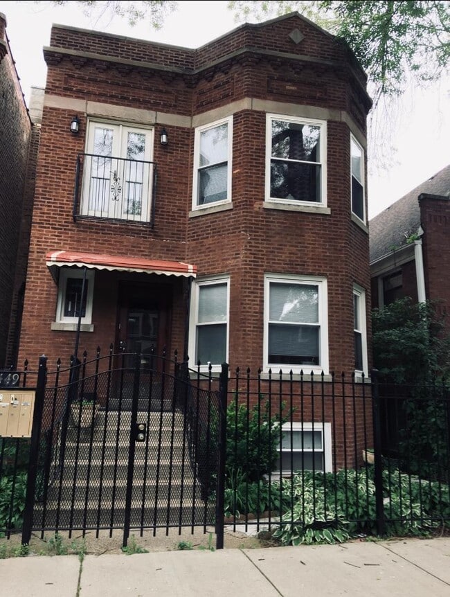 Foto del edificio - 2449 N Maplewood Ave