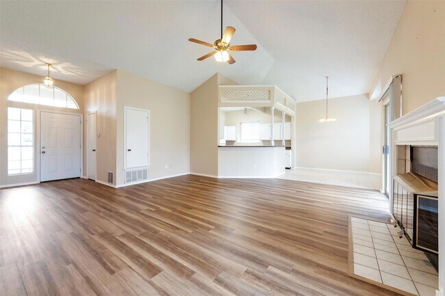 Foto del edificio - 14504 Sandy Side Dr