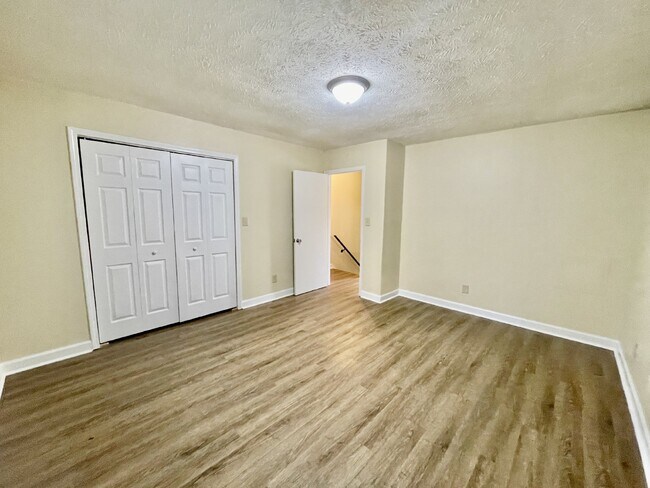 Foto del edificio - 2 bedroom, 1.5 bathroom townhome in Creeks Edge. Accepts Section 8.
