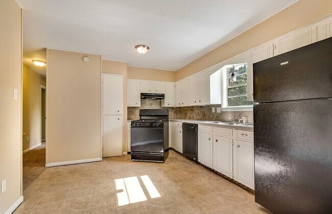 Building Photo - 17 Compass Point St