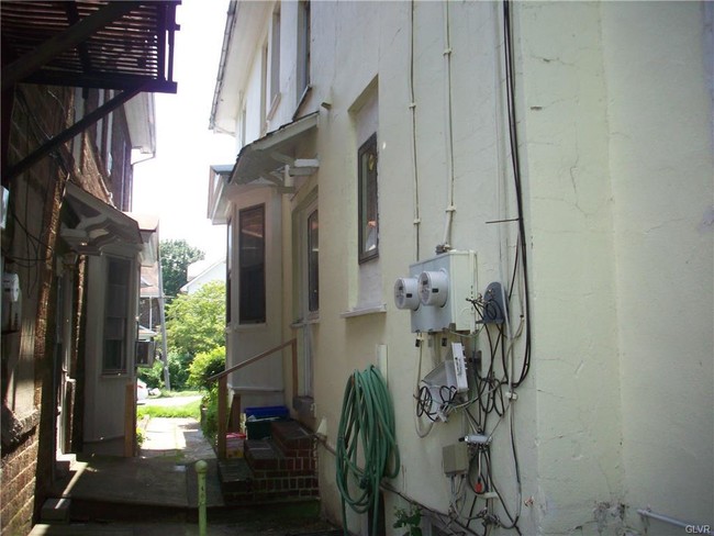 Building Photo - 526 W Union Blvd