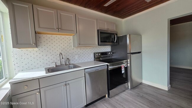 Building Photo - 6411 Ridgewood Ave