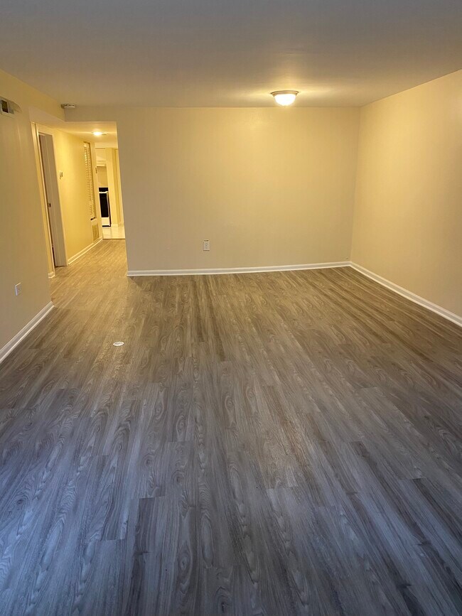 Living Room - 4940 N Spaulding Ave