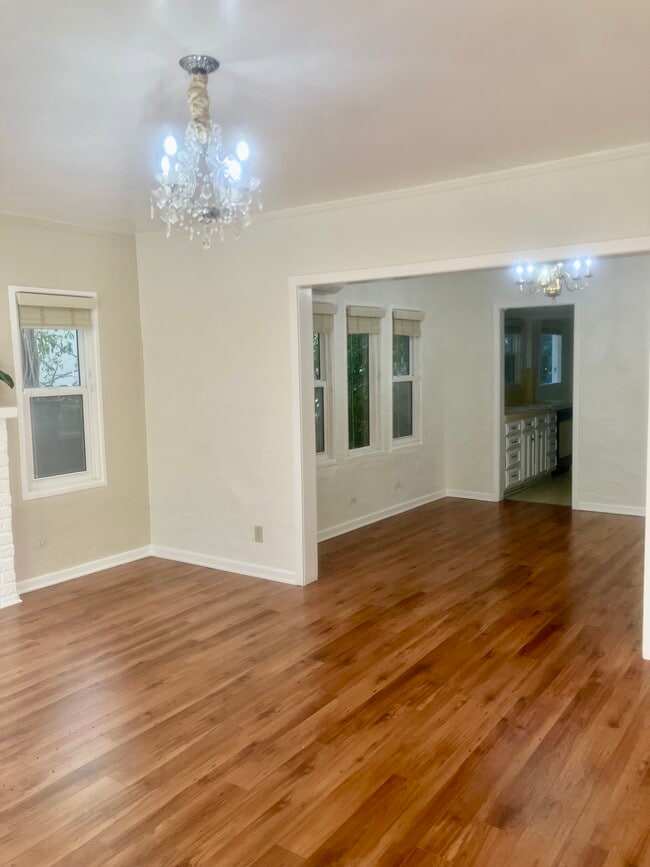 Building Photo - 432 S Oakhurst Dr