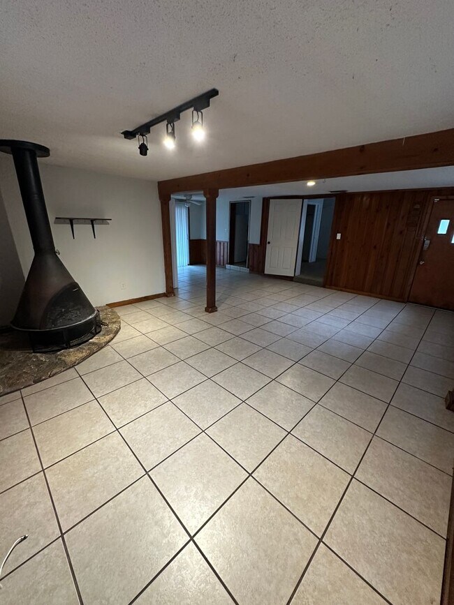 Foto del edificio - 3 Bed 1 Bath House with Fenced-in Yard. Av...