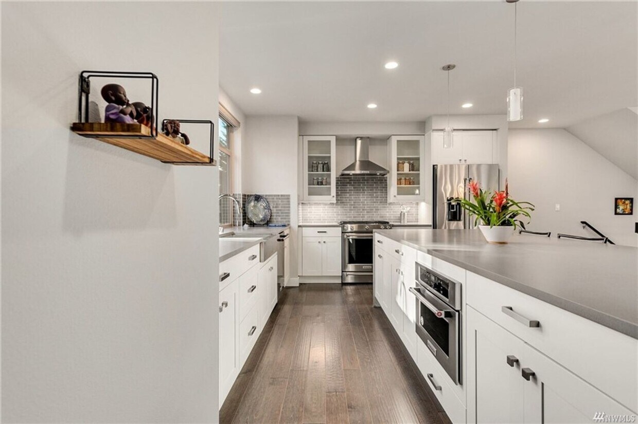 Foto principal - Stunning modern townhome 3 bedroom 3 bath ...