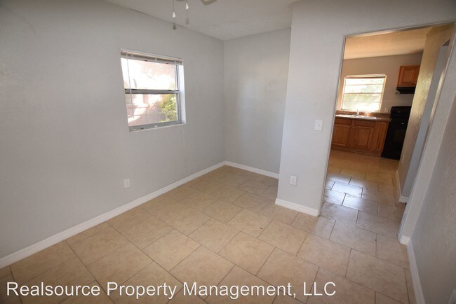 Building Photo - 1024 Sunshine Dr E