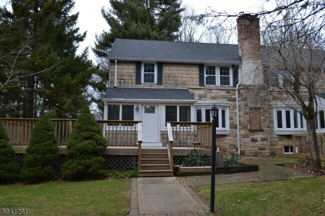 Foto del edificio - 3 Meadow Dr