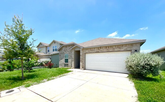 Foto del edificio - Beautiful 3-Bedroom Home with Office, Community Pool & Large Fenced Yard!