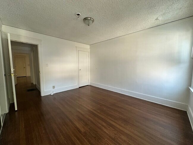 dormitorio de tamaño completo n.° 1 - 120 N Berendo St