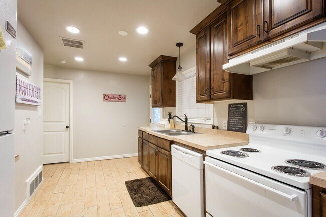 Building Photo - Beautiful Private Yard! Covered Parking!