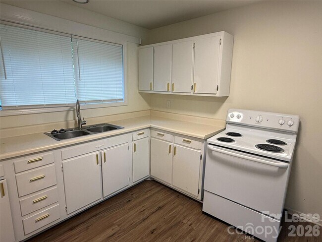 Foto del edificio - 544 Blendwood Dr