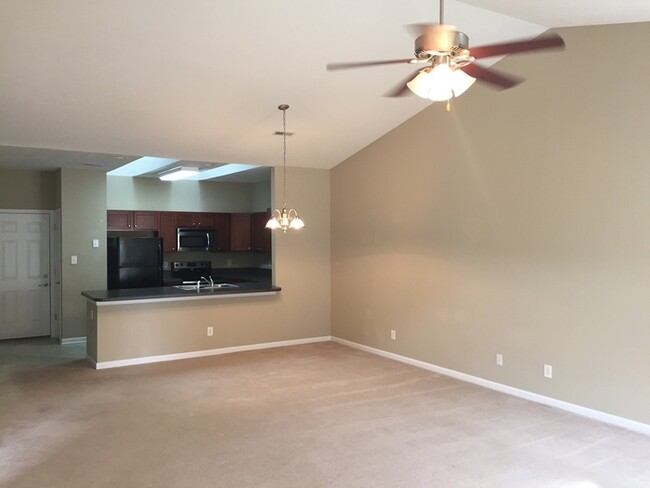 Foto del edificio - 2 bed, 2 bath, 2 car garage, ranch style t...