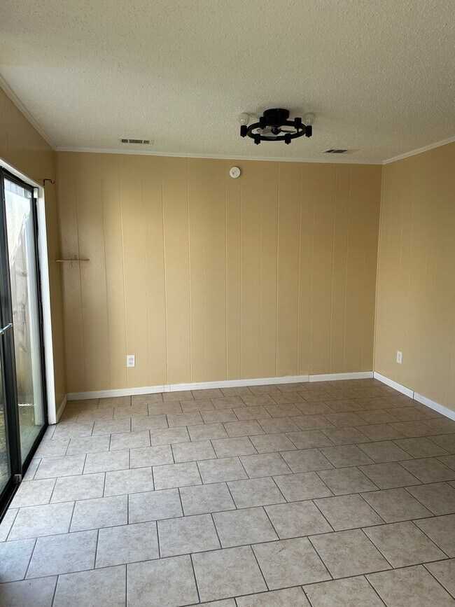 Building Photo - 2 Bedroom, 1.5 Bathroom, 2 Car Garage Cond...