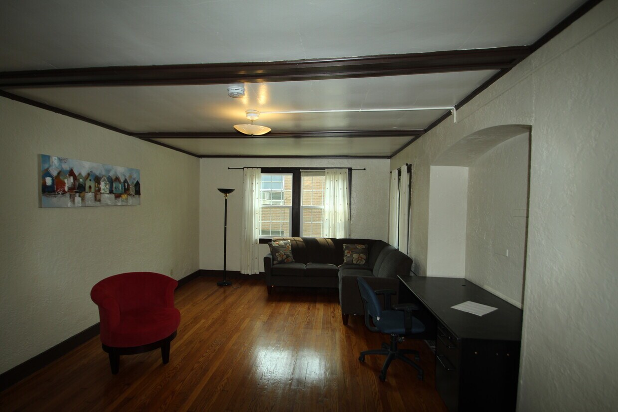 Living room - 210 N Russell St