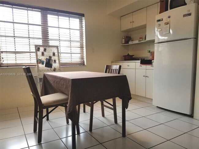 Foto del edificio - 6565 Santona St
