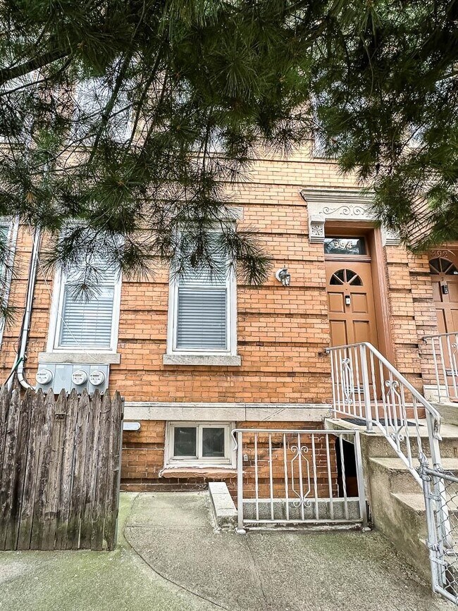 Building Photo - 394 Woodlawn Ave