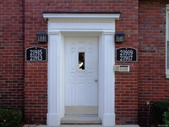 Foto del edificio - 21915 Snow Ave