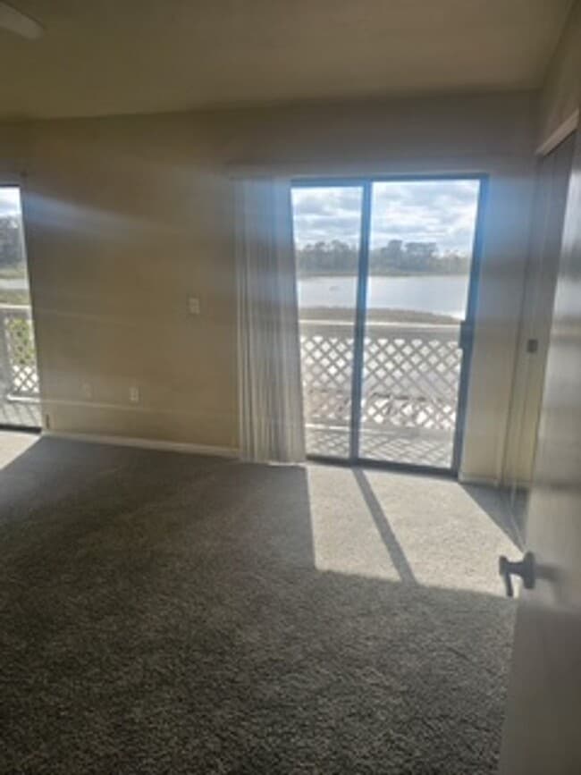 Building Photo - 2 bed 2.5 bath Lake Front Townhouse