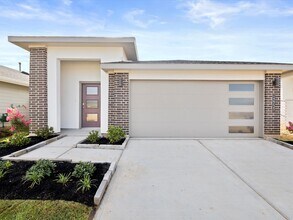 Building Photo - 12733 Ermine St