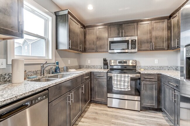 2 pisos, 2 habitaciones - Ledgestone Townhomes